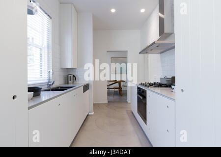 Weiße Küche in modernen australischen Wohnung Stil renoviert Stockfoto