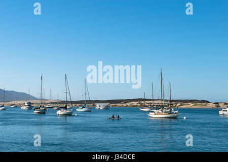 Kleine Segelboote in Morro Bay, Kalifornien, USA. Stockfoto