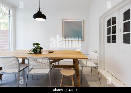 Modernen skandinavischen Stil innen Esszimmer mit Pendelleuchte in Australien horizontale Stockfoto