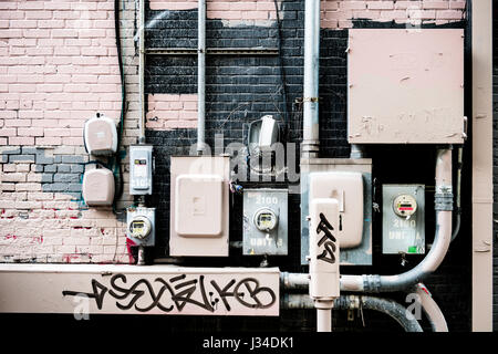 Stromzähler an einer Wand mit Graffiti in Austin, Texas, USA Stockfoto