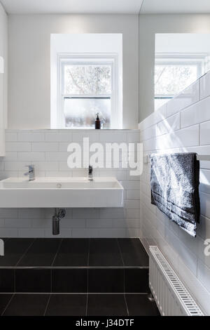 Doppelte Waschbecken Eitelkeit in modernes, weißes Badezimmer im denkmalgeschützten Gebäude renoviert Stockfoto