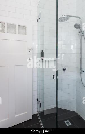 Moderne weiße Dusche im Badezimmer Renovierung mit Backstein Muster u-Bahn Stil tiling Stockfoto