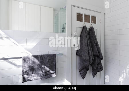 Luxuxtücher Tür Haken in modernes weißes Bad mit Backstein Muster u Fliesen Stockfoto