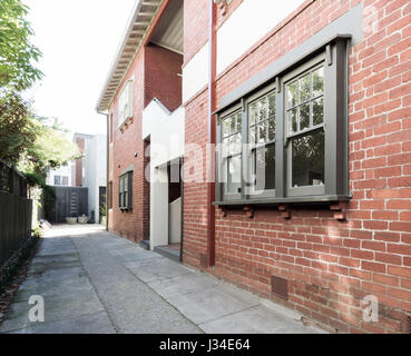 Älteren Stil aus rotem Backstein Mehrfamilienhaus außen in Melbourne Australien Stockfoto