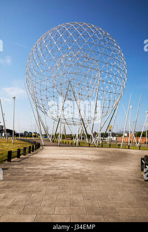 Aufstieg-Skulptur in Belfast, Wolfgang Buttress Artwork lokal bekannt als die Kugeln auf die Wasserfälle, die Westicles oder die Hoden auf die Westes Stockfoto