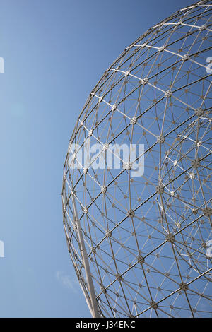 Aufstieg-Skulptur in Belfast, Wolfgang Buttress Artwork lokal bekannt als die Kugeln auf die Wasserfälle, die Westicles oder die Hoden auf die Westes Stockfoto