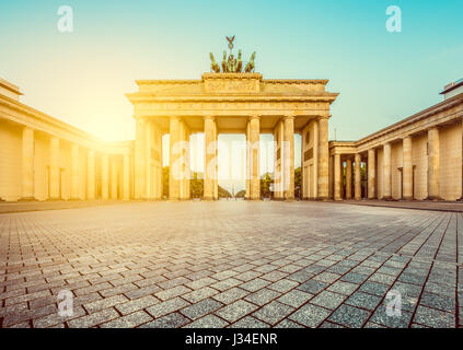 Brandenburger Tor (Brandenburger Tor), eines der bekanntesten Wahrzeichen und nationale Symbole Deutschlands, im goldenen Morgenlicht bei Sonnenaufgang, Berlin Stockfoto