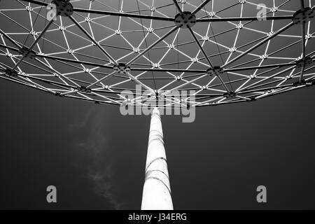 Aufstieg-Skulptur in Belfast, Wolfgang Buttress Artwork lokal bekannt als die Kugeln auf die Wasserfälle, die Westicles oder die Hoden auf die Westes Stockfoto