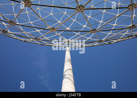 Aufstieg-Skulptur in Belfast, Wolfgang Buttress Artwork lokal bekannt als die Kugeln auf die Wasserfälle, die Westicles oder die Hoden auf die Westes Stockfoto