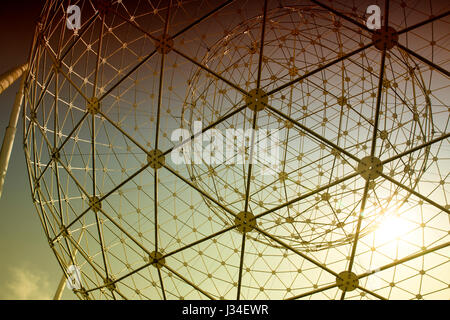 Aufstieg-Skulptur in Belfast, Wolfgang Buttress Artwork lokal bekannt als die Kugeln auf die Wasserfälle, die Westicles oder die Hoden auf die Westes Stockfoto