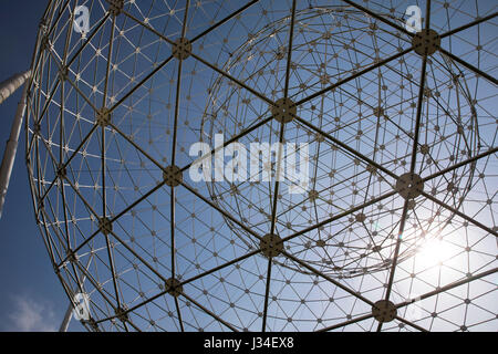 Aufstieg-Skulptur in Belfast, Wolfgang Buttress Artwork lokal bekannt als die Kugeln auf die Wasserfälle, die Westicles oder die Hoden auf die Westes Stockfoto