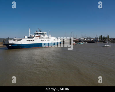 Die Fähre "L'Estuaire" angedockt im Hafen von Le Verdon-Sur-Mer. Stockfoto