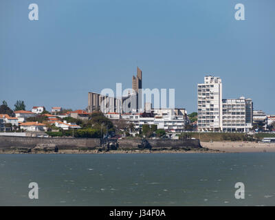 Blick auf die Stadt Royan und seine Kirche Notre Dame de Royan, aus der Gironde-Mündung. Stockfoto