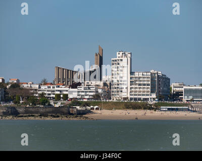 Blick auf die Stadt Royan und seine Kirche Notre Dame de Royan, aus der Gironde-Mündung. Stockfoto