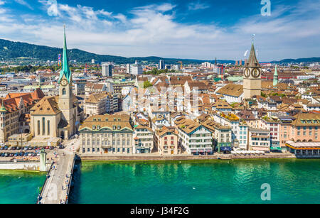 Luftaufnahme der Stadt Zürich mit berühmten Fraumünster Kirche und dem Fluss Limmat am Zürichsee von Grossmünster Kirche, Zürich, Schweiz Stockfoto