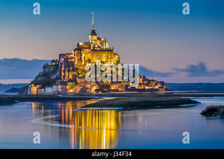 Schöne Aussicht auf den berühmten Le Mont Saint-Michel-Gezeiten-Insel in schöne Dämmerung während der blauen Stunde bei Dämmerung, Normandie, Nordfrankreich Stockfoto