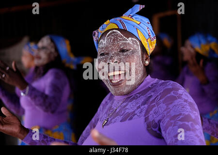 Afrikanische Frauen mit ihren Gesichtern bedeckt mit einer natürlichen weißen Maske namens musiro mussiro oder n’siro Dance Marrabenta ein beliebter Stil mosambikanischer Tanzmusik, der traditionelle mosambikanische Tanzrhythmen mit portugiesischer Volksmusik im Barrio da Mafallala, einem armen Slum von Maputo, der Hauptstadt von Mosambik Afrika, kombiniert Stockfoto