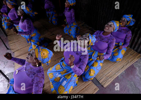 Afrikanische Frauen mit ihren Gesichtern bedeckt mit einer natürlichen weißen Maske namens musiro mussiro oder n’siro Dance Marrabenta ein beliebter Stil mosambikanischer Tanzmusik, der traditionelle mosambikanische Tanzrhythmen mit portugiesischer Volksmusik im Barrio da Mafallala, einem armen Slum von Maputo, der Hauptstadt von Mosambik Afrika, kombiniert Stockfoto