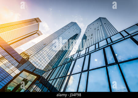 Unteransicht des modernen Wolkenkratzern im Geschäftsviertel bei Sonnenuntergang mit Lens Flare Filter-Effekt Stockfoto
