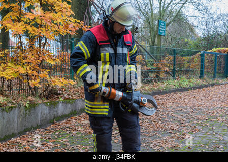 Deutscher Feuerwehrmann im Einsatz mit einer Zange für den Notfall Stockfoto