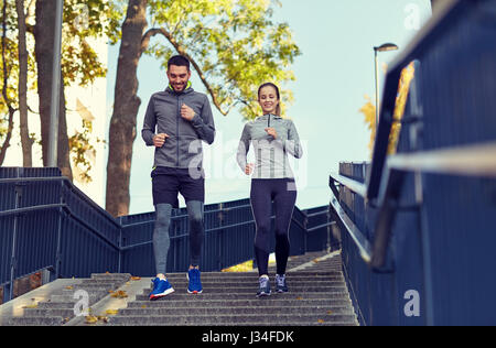 glückliches Paar läuft unten in Stadt Stockfoto
