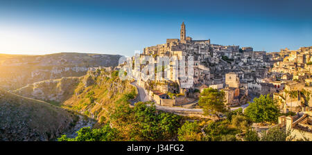 Panorama der antiken Stadt Matera (Sassi di Matera) bei Sonnenaufgang, Basilikata, Süditalien Stockfoto