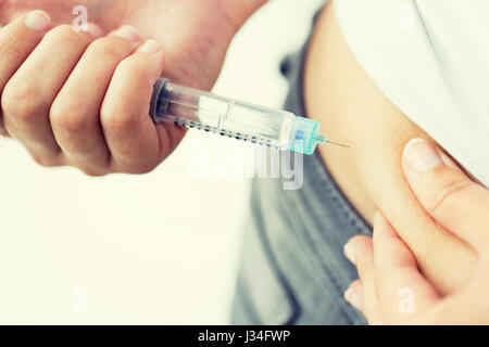 Nahaufnahme von Händen, so dass die Injektion von Insulin-pen Stockfoto