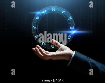 Nahaufnahme von Geschäftsmann Hand mit den Zeichen des Tierkreises Stockfoto