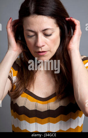 Frau im Retro-Kleid Holding wieder Haare Stockfoto