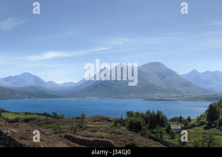 Blick auf die Cuillin Berge auf Skye Isle of Raasay in Schottland über Sound of Raasay entnommen Stockfoto