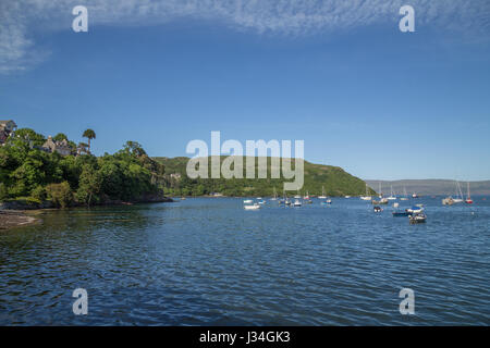 Boote im Hafen von Portree auf der Isle Of Skye, eines der Inneren Hebriden in Schottland, Großbritannien Stockfoto