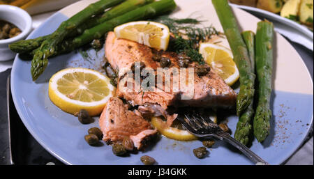 Nahaufnahme von einer köstlichen gerösteten Bio-Lachs mit Kapern und dill Stockfoto