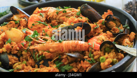 Nahaufnahme Blick auf eine spanische Meeresfrüchte-Paella: Muscheln, Garnelen, Scampi, Schellfisch king Stockfoto