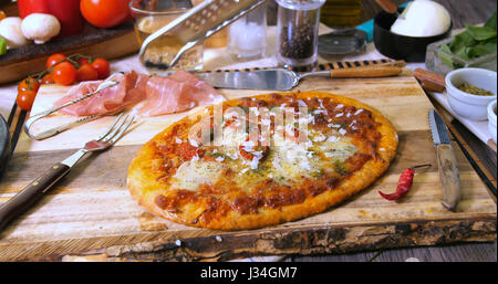 Parmesankäse reiben, über eine italienische Pizza margherita Stockfoto