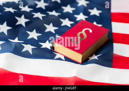 Nahaufnahme der amerikanischen Flagge und lawbook Stockfoto