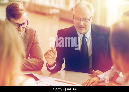 Architekten mit TabletPC und Blaupause im Büro Stockfoto