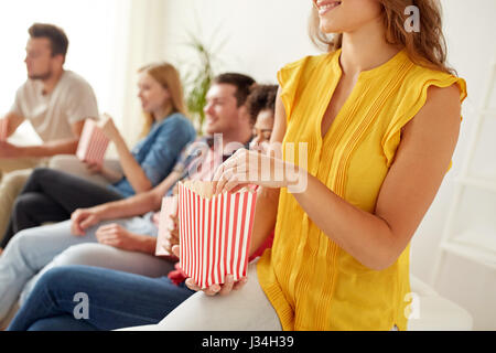 Nahaufnahme der happy Friends Essen Popcorn zu Hause Stockfoto