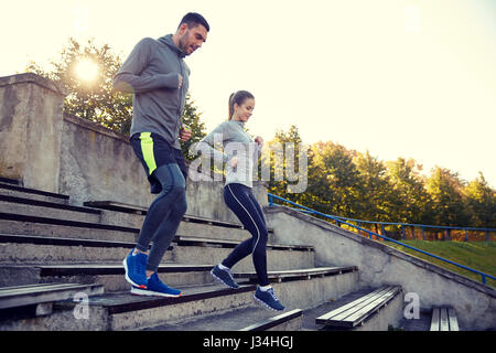 paar auf Stadion im Erdgeschoss ausgeführt Stockfoto