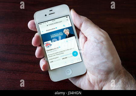 Theresa kann MP konservative Partei Twitterseite vor 2017 General #GE2017 Wahlkampf auf einem Smartphone Handy-Bildschirm angezeigt wird Stockfoto