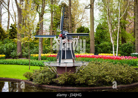 Dekorative Windmühle im Keukenhof Stockfoto