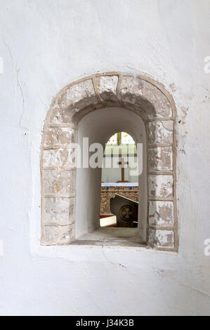 In St James' Church, Kühlung erlaubt dieses schielen im Kirchenschiff einen Priester an einem Altar hier feiert den Priester auf dem Hauptaltar zu beobachten. Stockfoto