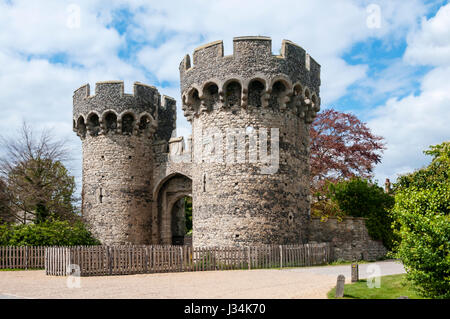 Das äußere Torhaus der mittelalterlichen oder mittelalterlichen Kühlung Burg auf der Halbinsel Hoo im Norden Kent, England. Stockfoto