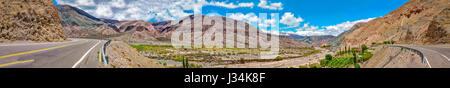 Panorama einer Straße in Wüsten Nord Westbergen in Argentinien Stockfoto