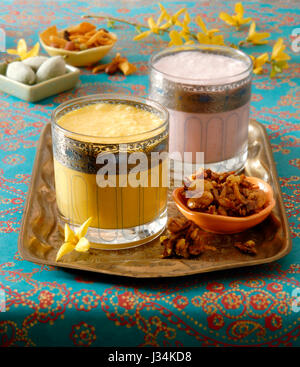 Mango und Erdbeere Lassi in Gläser auf einem silbernen Tablett in einem Bollywood inspiriert oberen Tischdekoration Stockfoto