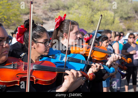 Tucson, Arizona - Musiker spielen zum Jahresbeginn eine jährliche Karfreitags-Prozession in die Teilnehmer ein großes Kreuz Sentinel Berg hinauf tragen. Die Stockfoto