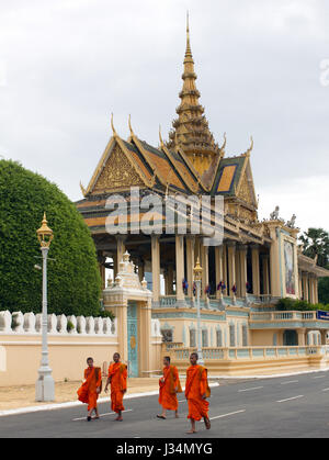 Buddhistische Mönche zu Fuß neben dem königlichen Palast, Phnom Penh, Kambodscha Stockfoto