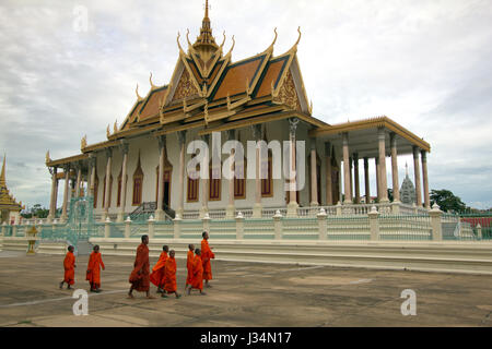 Buddhistische Mönche zu Fuß vorbei an der Silber-Pagode des königlichen Palastes, Phnom Penh, Kambodscha. Stockfoto