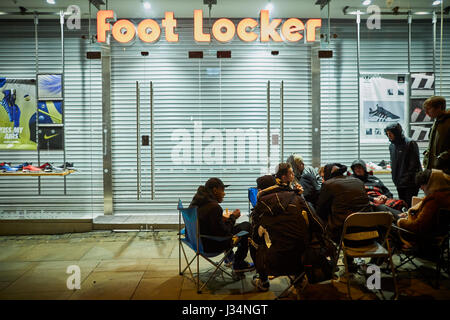 Manchester Stadtzentrum Foot Locker Shop, schlafen Jugendliche heraus, die erste neue Nike Air Trainer zu kaufen, Stockfoto