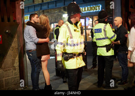 Manchester Stadtzentrum, spät in die Nacht Kuss vor dem Printworks Komplex Stockfoto