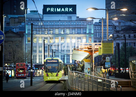 Manchester Stadtzentrum am frühen Morgen Metrolink Straßenbahn am Piccadilly Gardens. Stockfoto